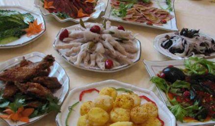 老外说画饼吃瓜,画饼充饥与吃瓜群众的现代寓言